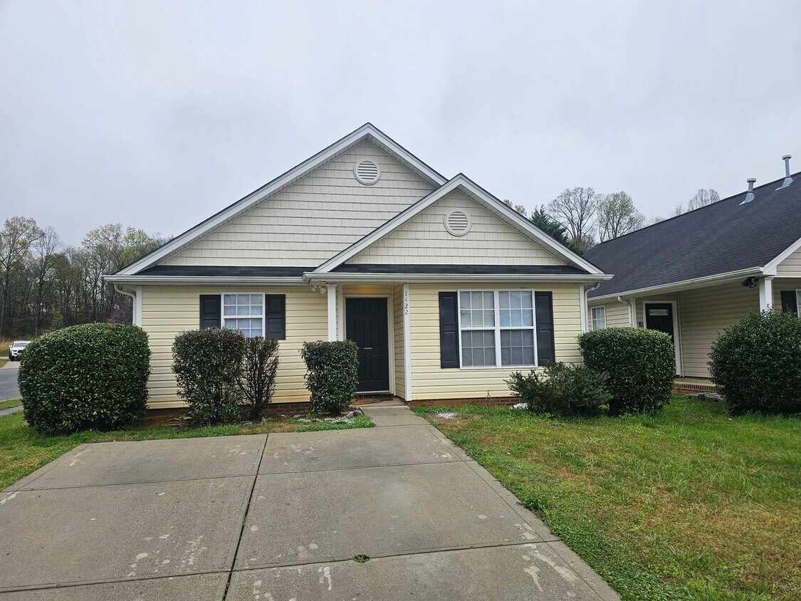 1422 Braveheart Ln, Charlotte, NC 28216 House Rental in Charlotte, NC