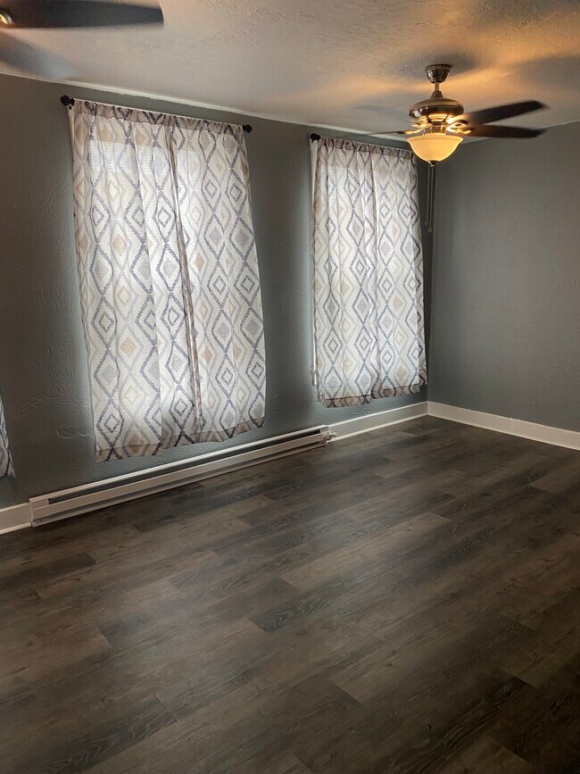 Foto del edificio - 103 W Main St