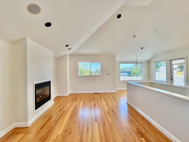 Building Photo - Mill Valley Home-3bd/2.5ba in Stellar Loca...