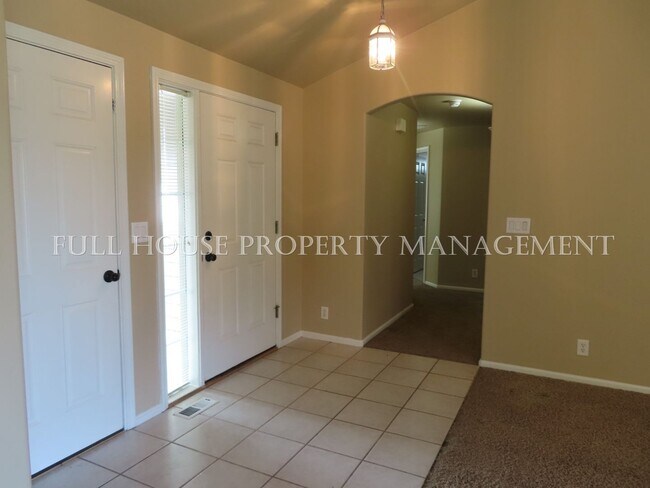 Building Photo - 3 Bed/ 2 Full Bath Single Family Home  in ...