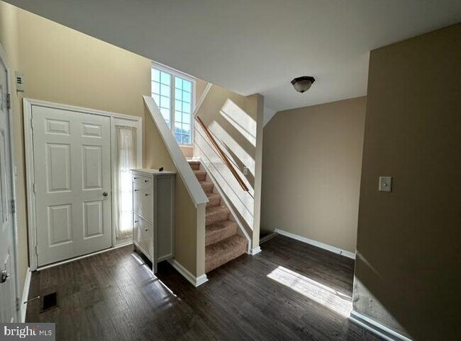 Building Photo - 203 E Village Ln