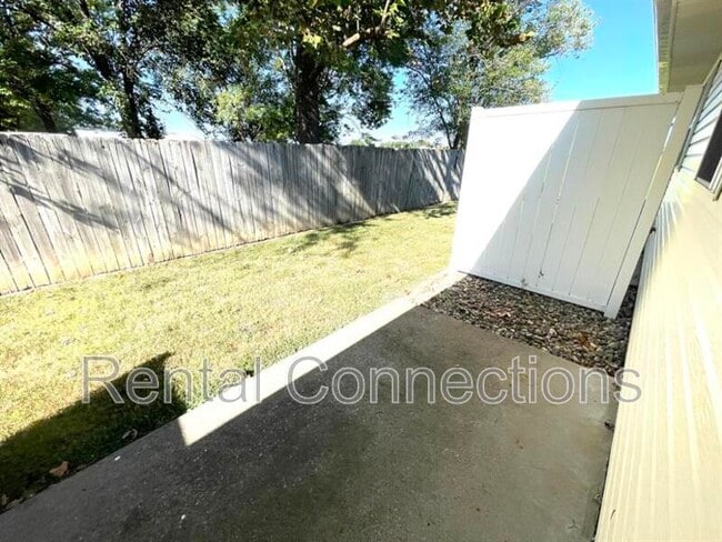 Building Photo - 605 1/2 Old Creal Springs Rd