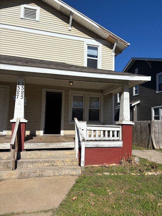 Foto principal - Stylish Two-Story Duplex Living: 2 Beds, 1...