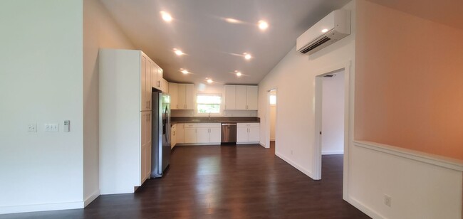 Building Photo - 4 bed, 3 bath with den, upstairs unit in K...