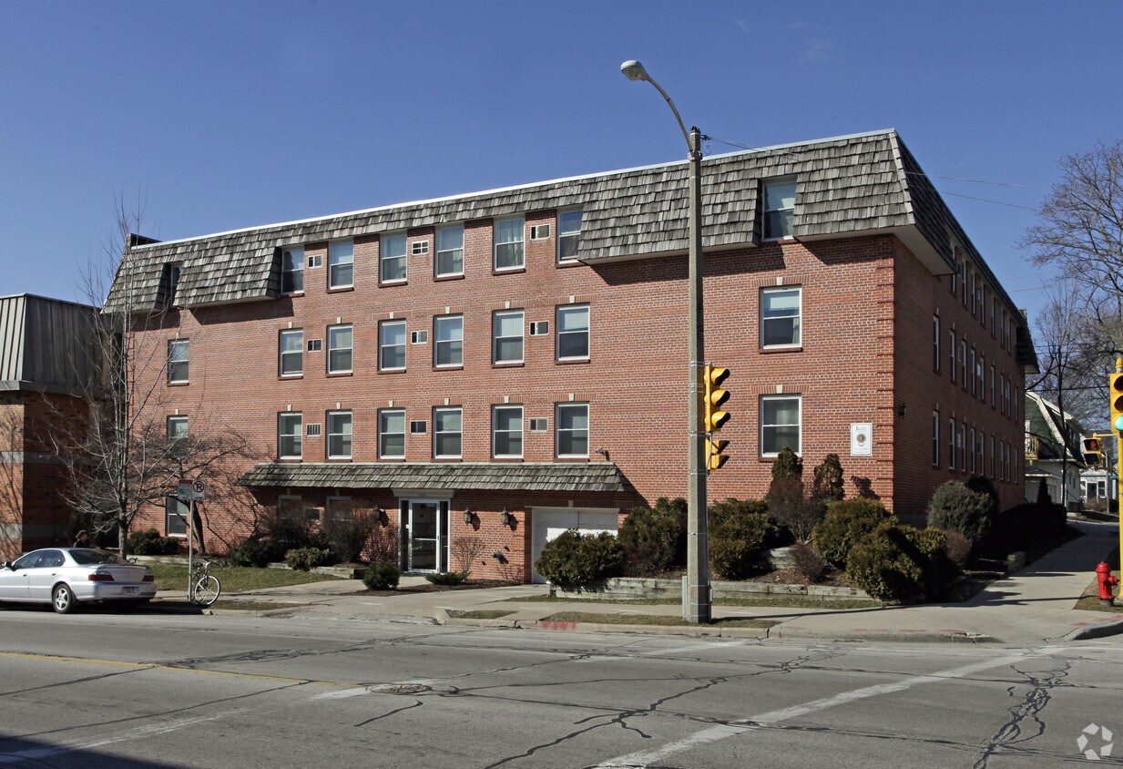 Oakland Manor Apartments in Milwaukee, WI