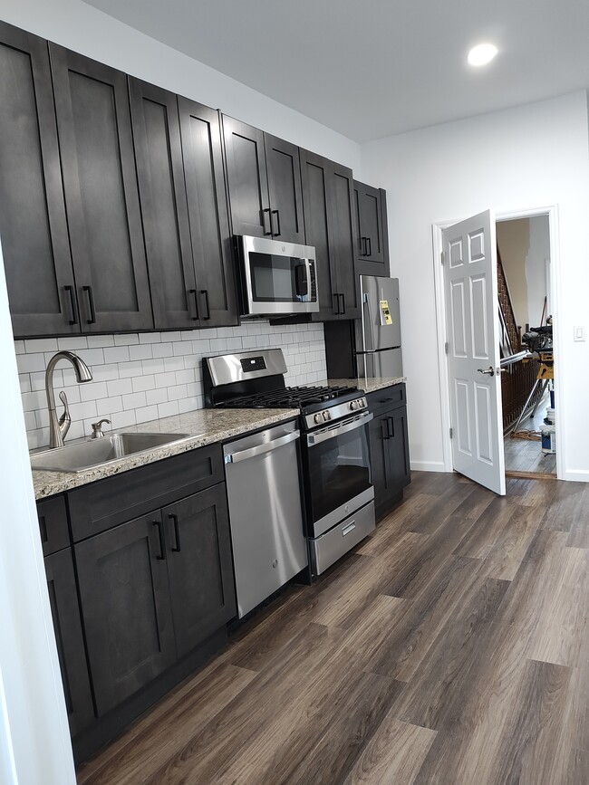 Building Photo - 682 Onderdonk Ave