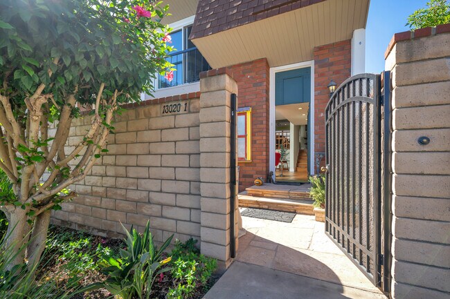 Building Photo - 13020 Maxella Ave
