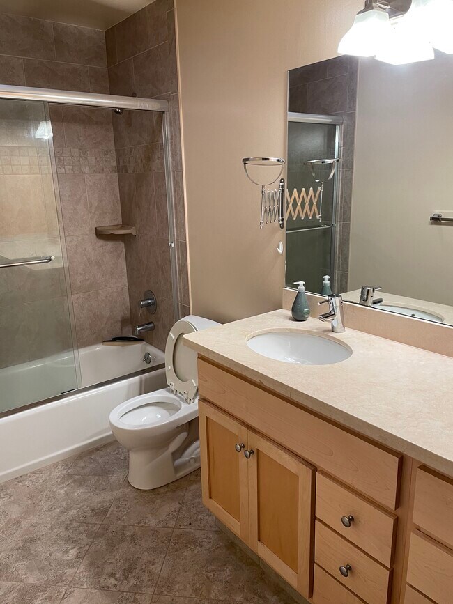 Baño1 - 2460 Chestnut St