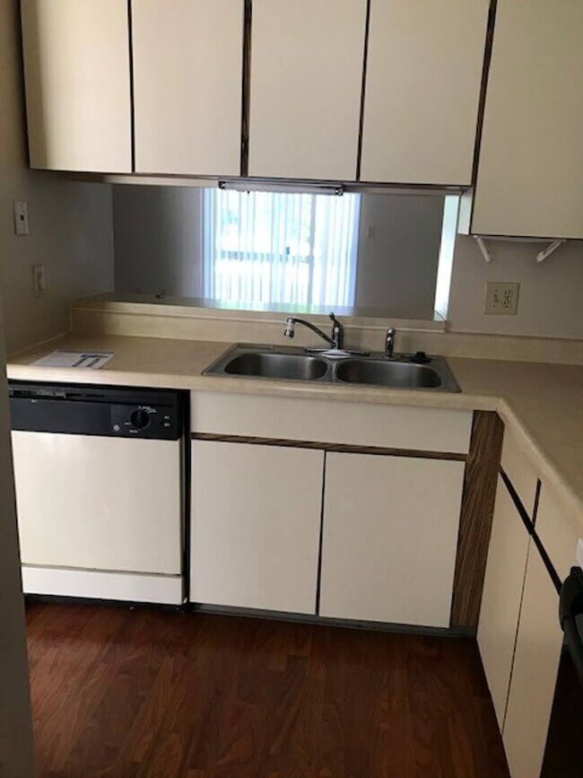 Building Photo - 3 bedroom, 2.5 bathroom townhome: Timber R...