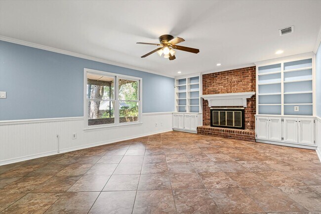 Building Photo - Spacious 4 Bedroom in Desirable Hickory Ridge