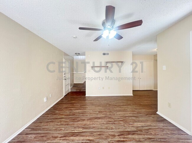 Foto del edificio - Beautiful 2-story 1/1.5 Mediterranean Style Condo in Gated Dallas Community For Rent!