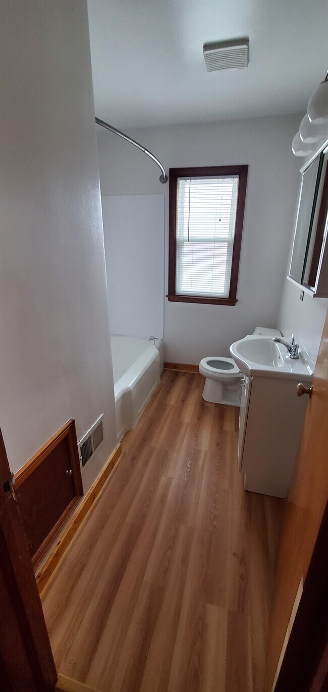 Building Photo - 4330 W Ridge Rd