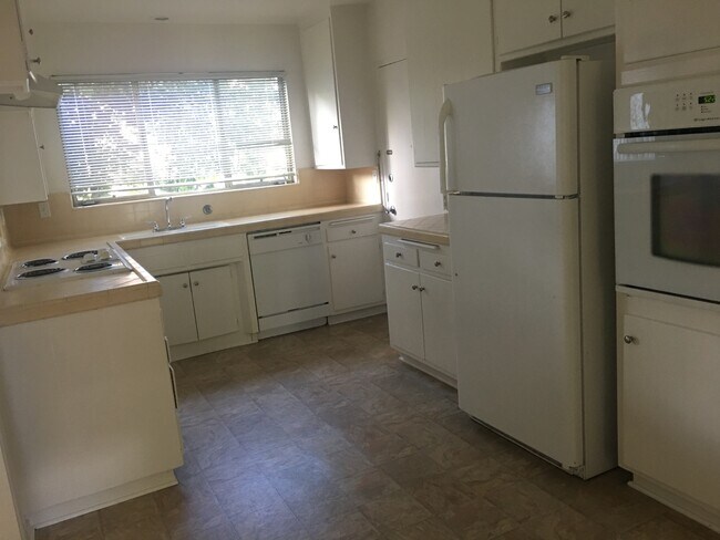 kitchen - 1303 N Central Ave