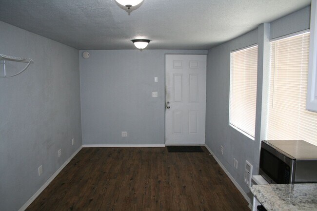 Building Photo - Shop Studio Unit