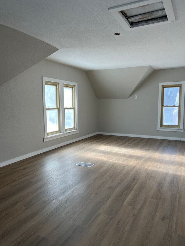 Foto principal - 4 Bedroom Updated house!!