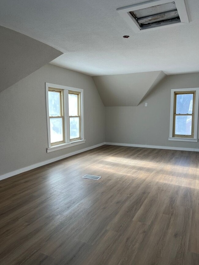 Building Photo - 4 Bedroom Updated house!!