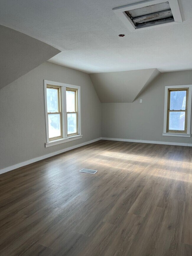 Foto del edificio - 4 Bedroom Updated house!!