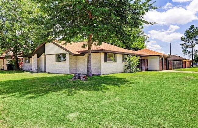 Building Photo - 8002 Garden Parks Dr