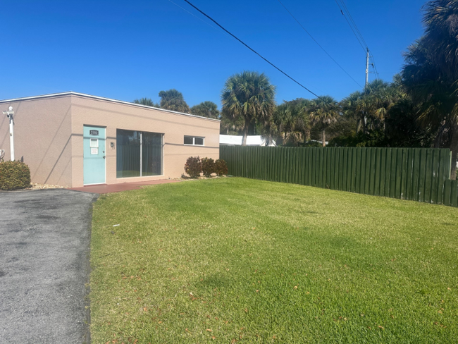 Building Photo - 2580 NE Indian River Dr