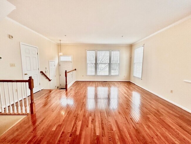 Building Photo - Welcome to this beautiful townhome!