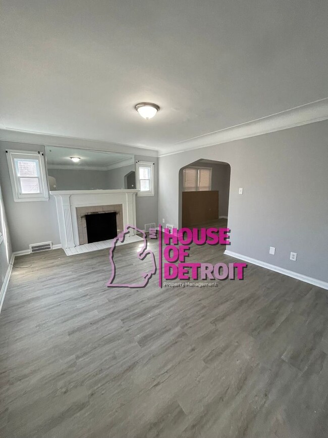 Building Photo - 3 BEDROOM | 2 BATH | FREE PRE SCREEN