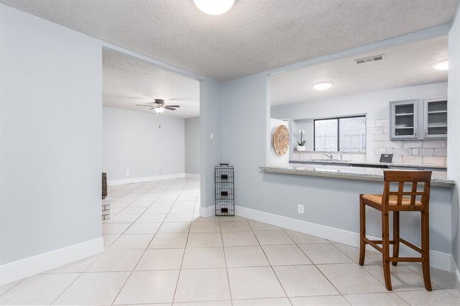 Building Photo - 1113 Villa Downs Dr