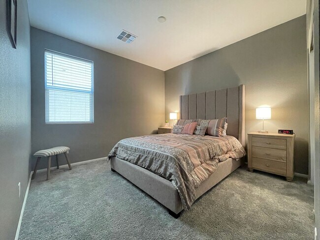 Foto del edificio - (Fully Furnished) 4 Bedroom + Loft,  3 Ful...