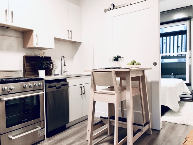 Building Photo - Bright, Cozy Junior One Bedroom in Grandview Woodlands