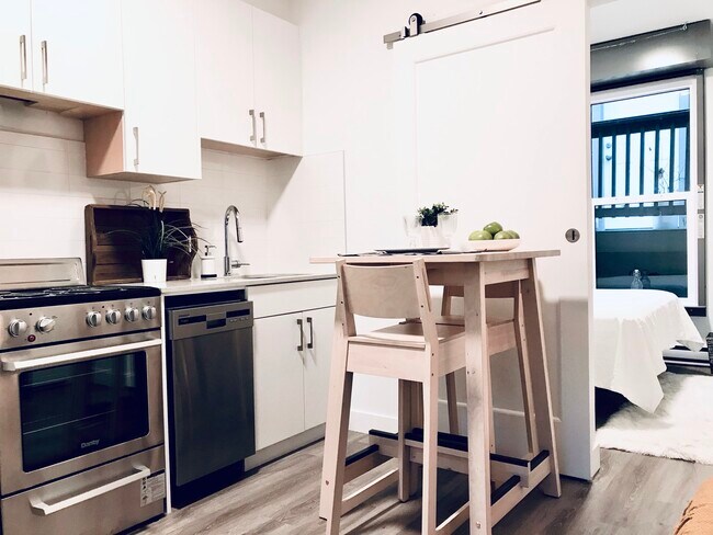 Photo du bâtiment - Bright, Cozy Junior One Bedroom in Grandview Woodlands