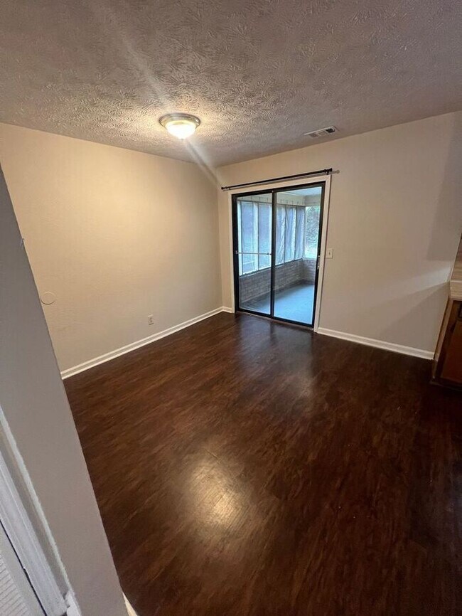 Foto del edificio - Finally a 2 bedroom townhome on Downing St Lawrenceville, GA