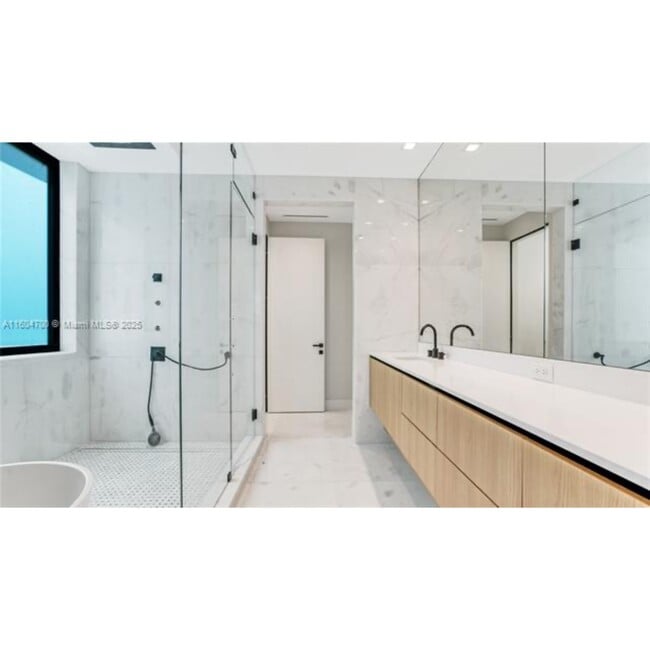 Foto del edificio - 345 W 46th St