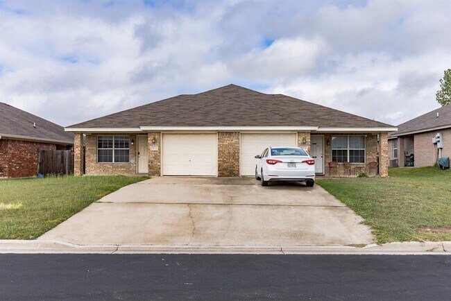 Foto del edificio - 319 Cedar Ridge Dr