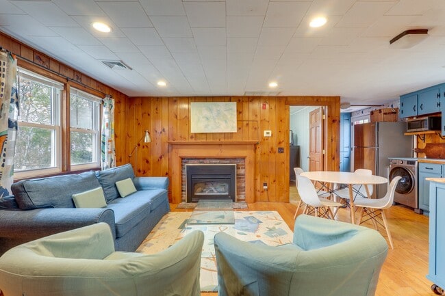 Living Room with CENTRAL A/C and gas fireplace - 16 Circuit Rd E