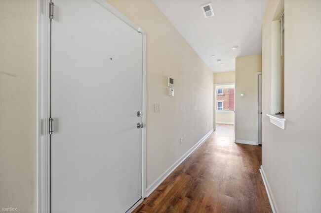 Building Photo - 2 br, 1 bath Triplex - 1624 FONTAIN ST Unit 2
