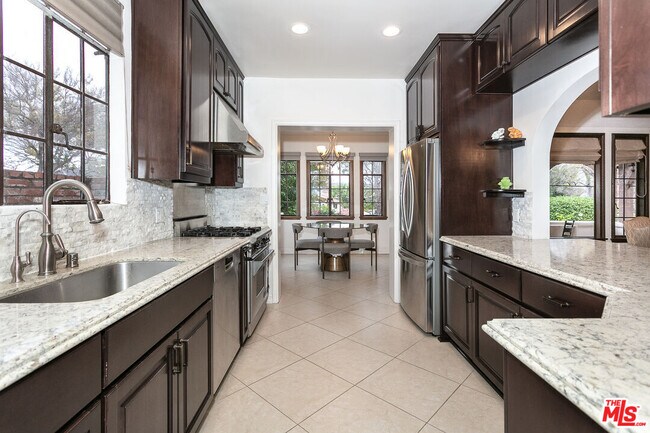 Foto del edificio - 685 Thayer Ave