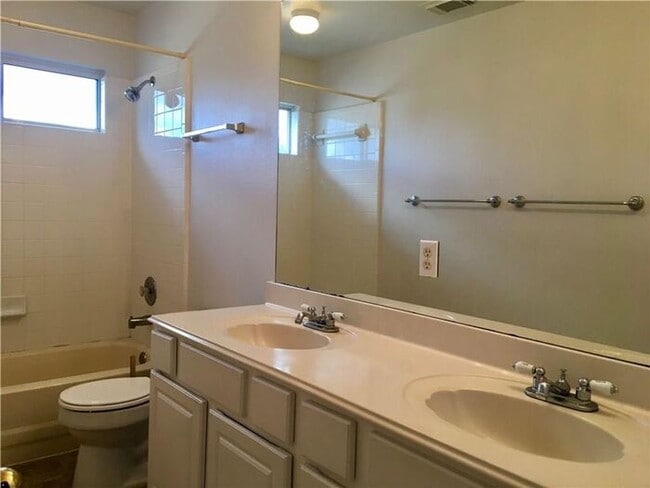 Foto del edificio - 3705 Eagles Nest St