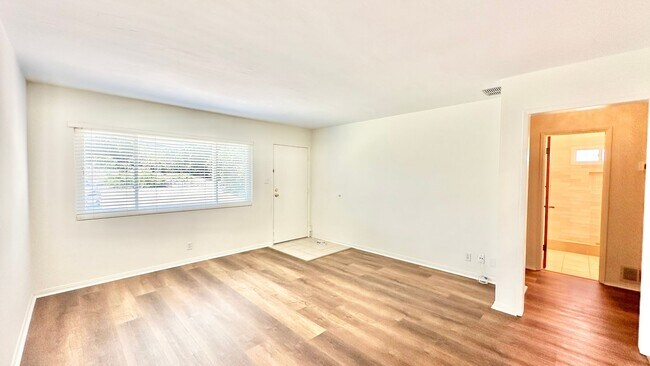 Foto del edificio - Light, Bright, and Recently Updated, this ...