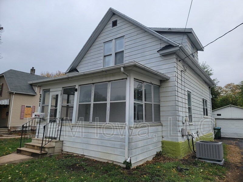 221 Linwood Ave, Waterloo, IA 50702 House Rental in Waterloo, IA