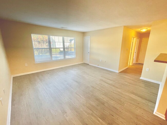 Building Photo - Cute 2 Bed 2 Bath Apartment Located in Win...