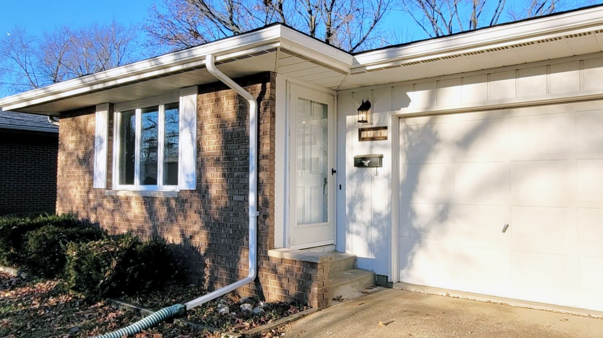 Primary Photo - 2437 Delaware Dr