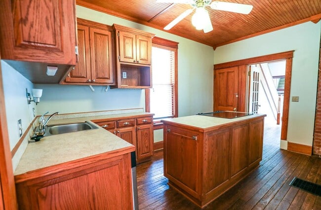 Building Photo - **Perfectly Located 3 bed 1 bath Walking D...