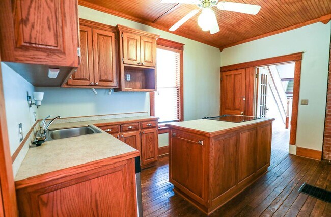 Foto del edificio - **Perfectly Located 3 bed 1 bath Walking D...