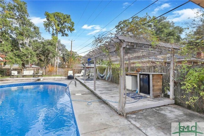 Building Photo - 4 bedroom, 3 bathroom Brick Ranch home loc...