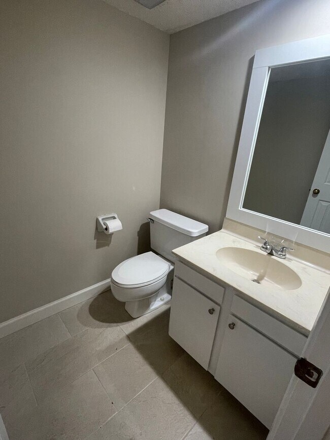 Foto del edificio - 3BD/2BA Townhouse Located in the Heart of East Memphis