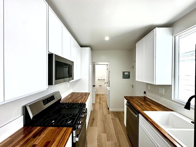 Foto del edificio - 2302-2306 N Frederic St