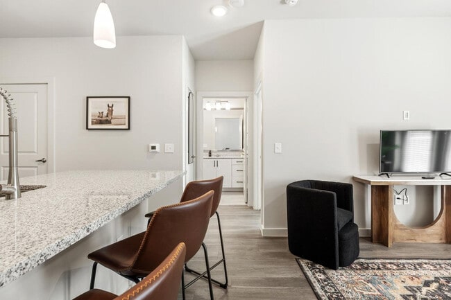 Foto del edificio - 5820 1/2 Cameron Road-SI FL1-ID1303397P