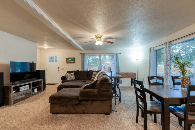 Foto del edificio - Fully Furnished 3BD + Den/2BA, Convenientl...