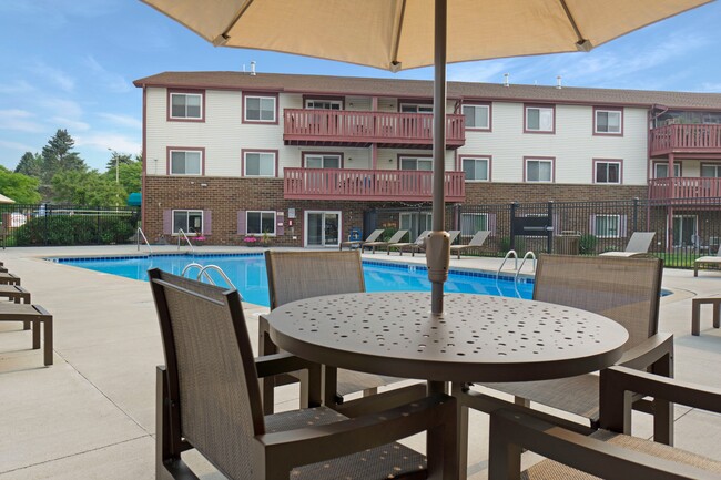 Piscina comunitaria de apartamentos con vista a Ridge - Ridge View Apartments