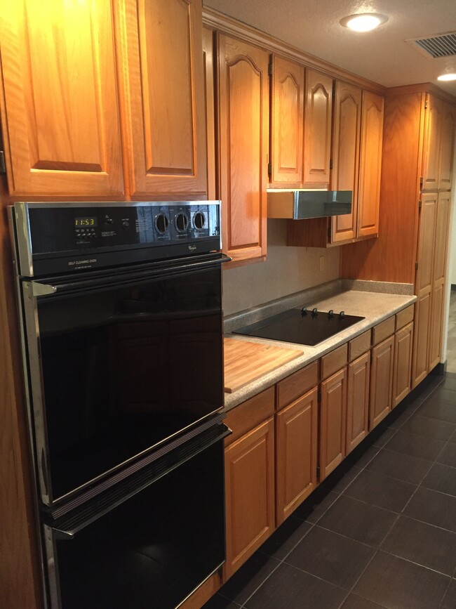 Large Kitchen, double ovens, upgraded cooktop - 604 Bonita Ave