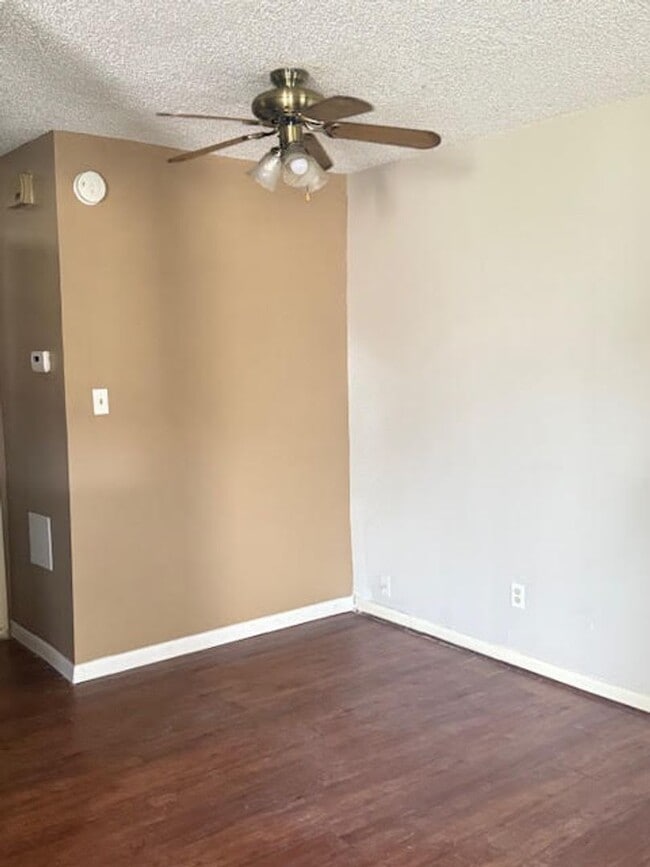 Building Photo - Roomy 1 Bedroom Apartment